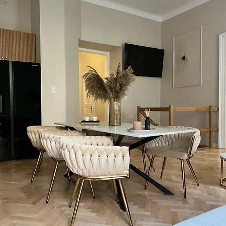 Luxury Leo Garden & Spa Apartmán